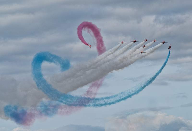 i0801.jpg - Red Arrows 1