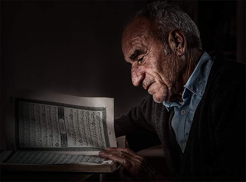 i1101.jpg - Reading the Koran