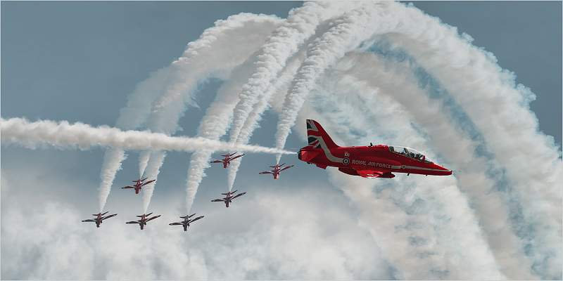 i0802.jpg - Red Arrows