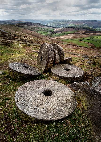 Millstones at Stanage Edge.jpg - Millstones at Stanage Edge 