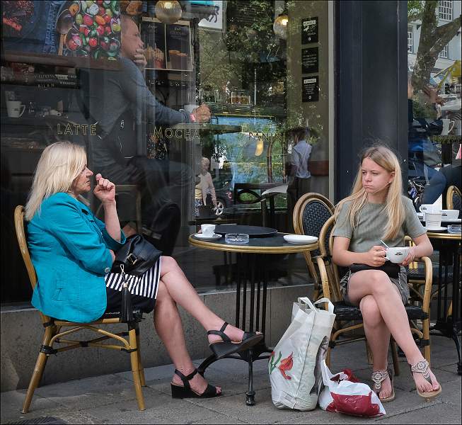 Family tension.jpg - Eric Biddle Cup (Colour Life) - Family tension - Peter Cox LRPS