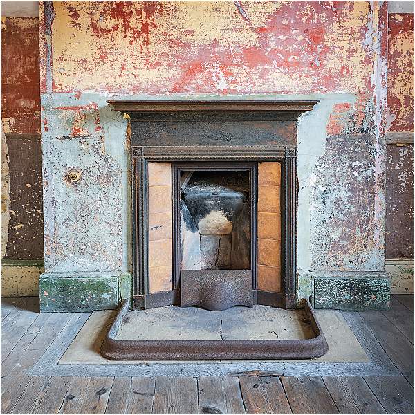i21 a.jpg - Officer Quarter Fireplace No 2 - Landguard Fort