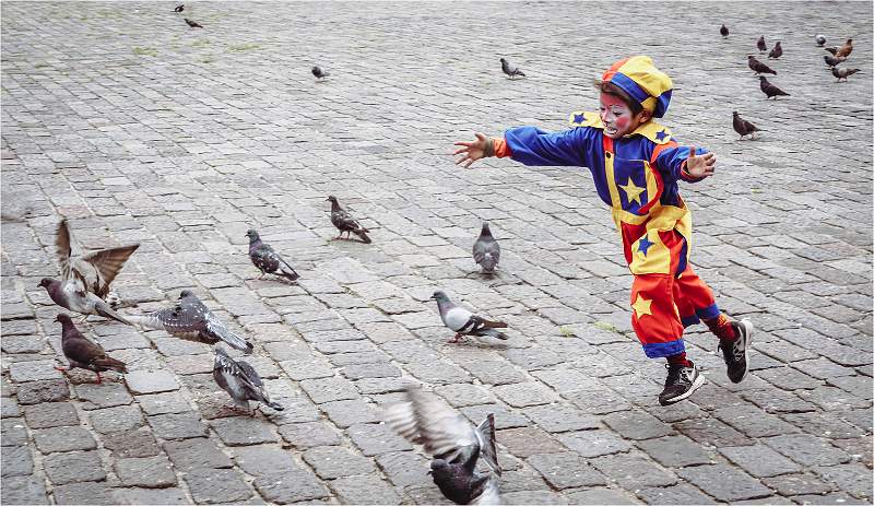 Clown child chasing pigeons open.jpg - Colwn- child chasing pigeons_michael bamford_open.jpg