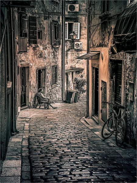 Back alley siesta_Russell Hynard_Set.i01.jpg - Back alley siesta