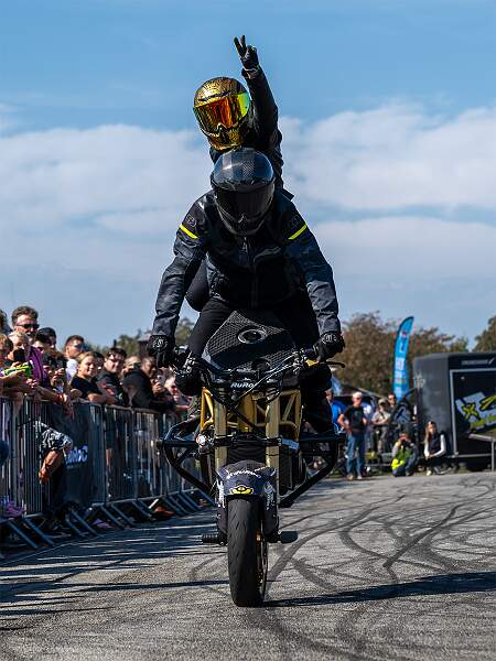 V-sign on a bike_Karen-Eaton_Set.jpg - Set - V-sign on a bike