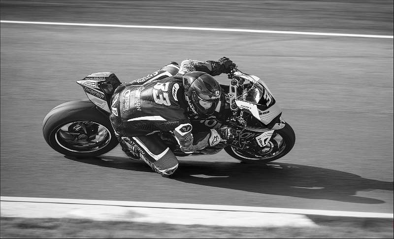 Turner Cup_Rounding Druids at Speed_Matthew Clarke CPAGB.jpg - Bennetts BSB British Superbikes