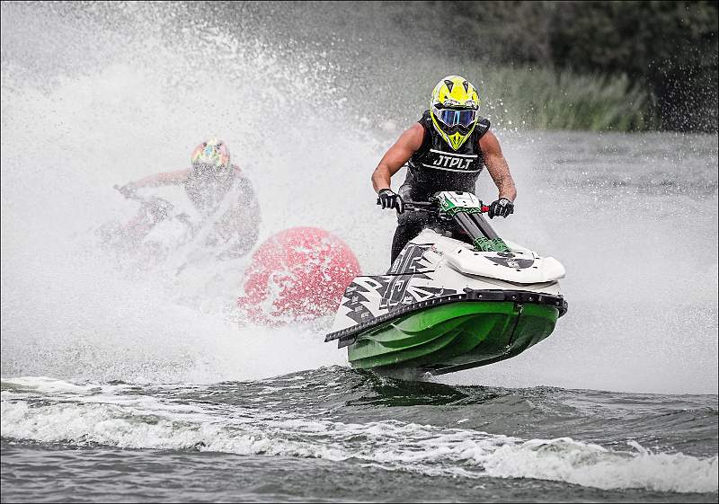 2 15 Danny Mace leads a chase_David Robinson ARPS.jpg