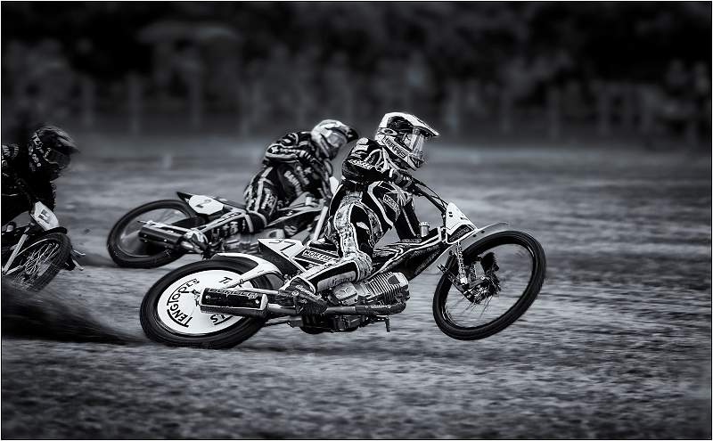 No 37 Chris Harris leads No.2 Tim Nobes out of the first bend_Matt Clarke_Set.jpg - No 37 Chris Harris leads No.2 Tim Nobes out of the first bend